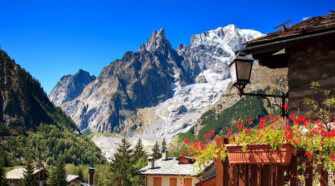 Massiccio del Monte Bianco da Courmayeur, immagine della zona
