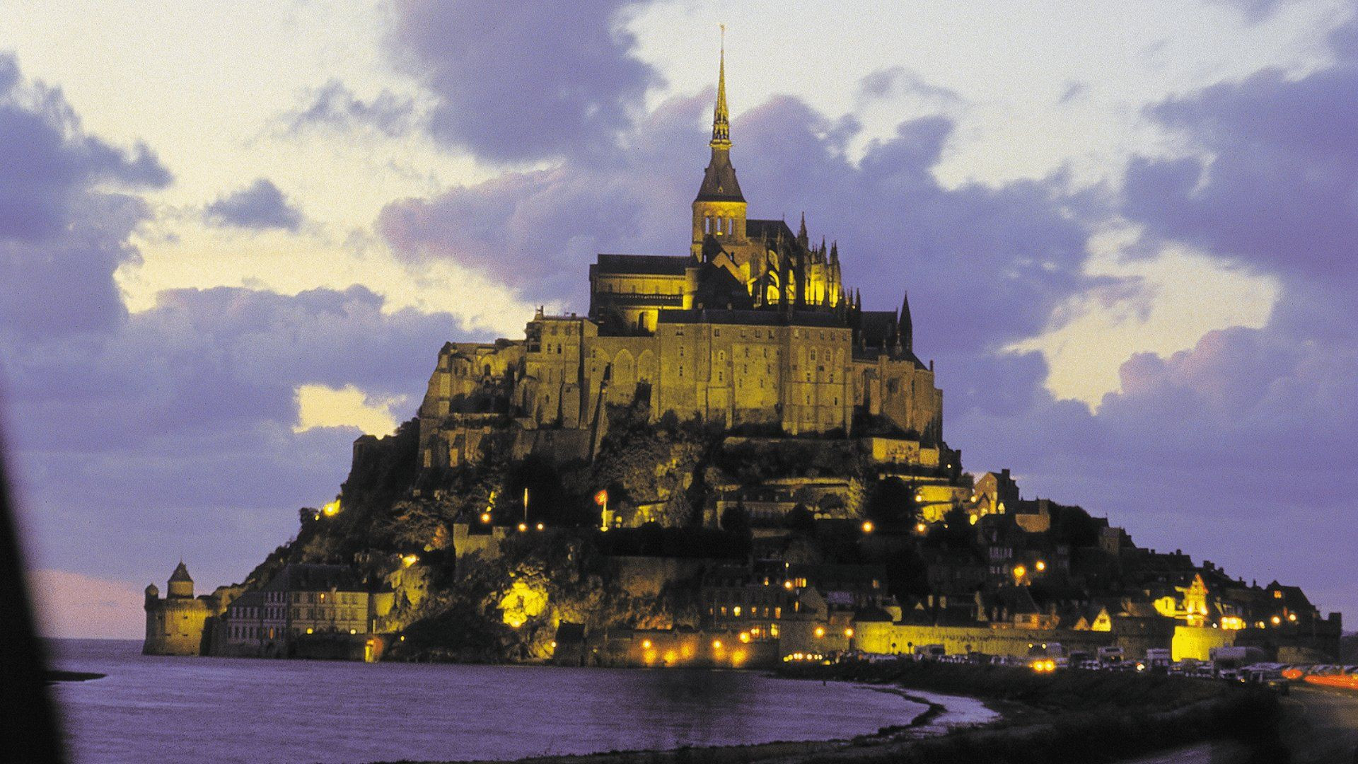 © P. Reiser Mont Saint-Michel illuminato al crepuscolo - Normandia - Francia