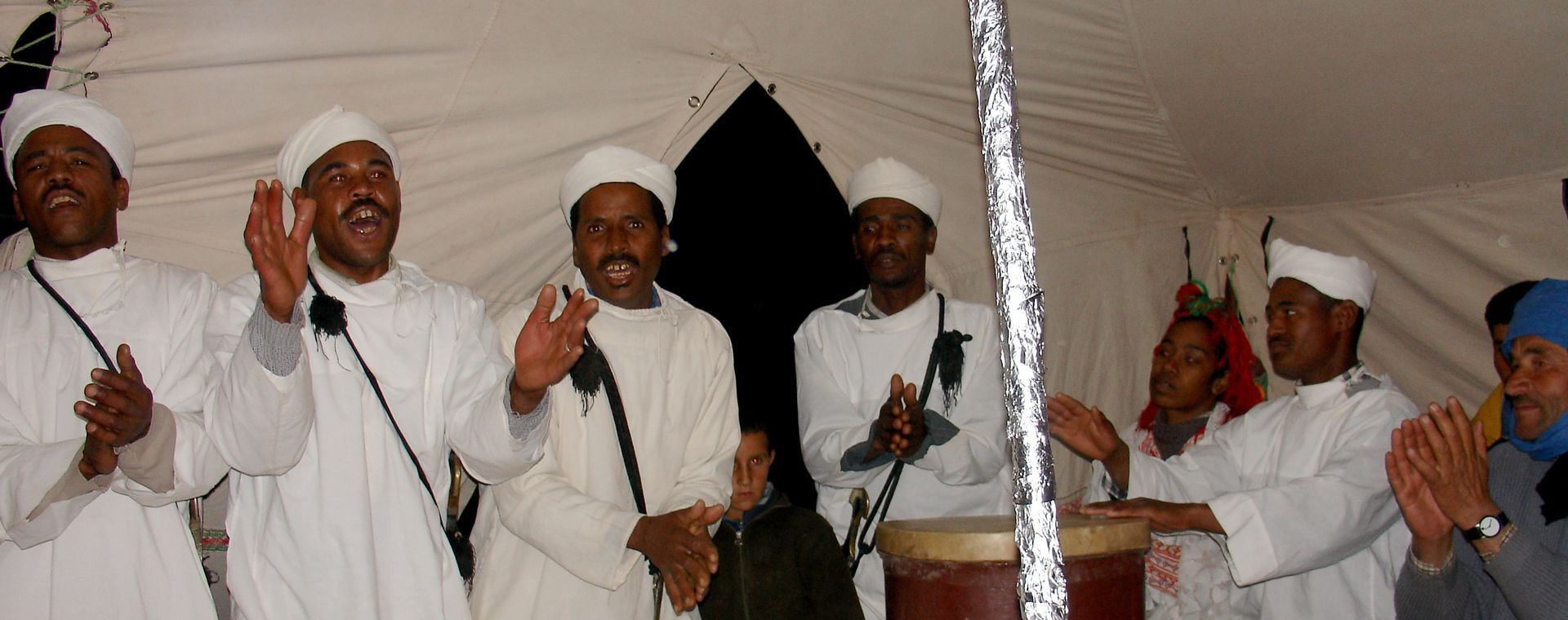 Musicisti marocchini sotto una tenda - Marocco