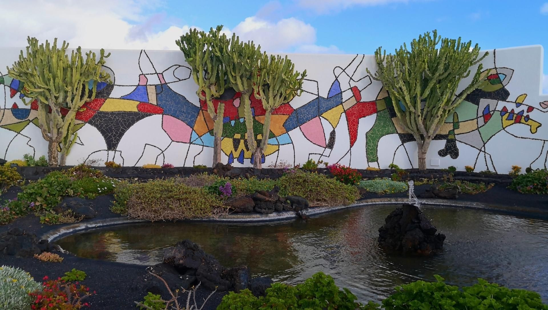 © Jean-Claude Praire Affresco a mosaico e piscina della Fondazione César Manrique - Lanzarote - Isole Canarie