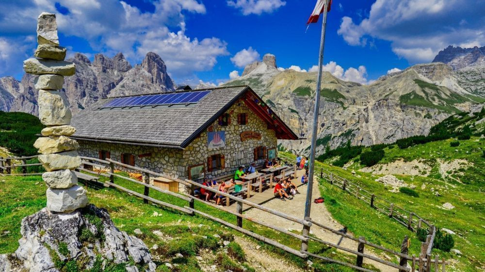 Refuge de montagne au pied des sommets - Dolomites - Italie