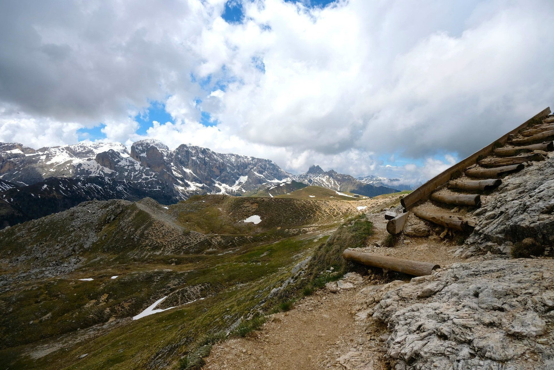 Sentier de montagne et panorama des Dolomites - Italie