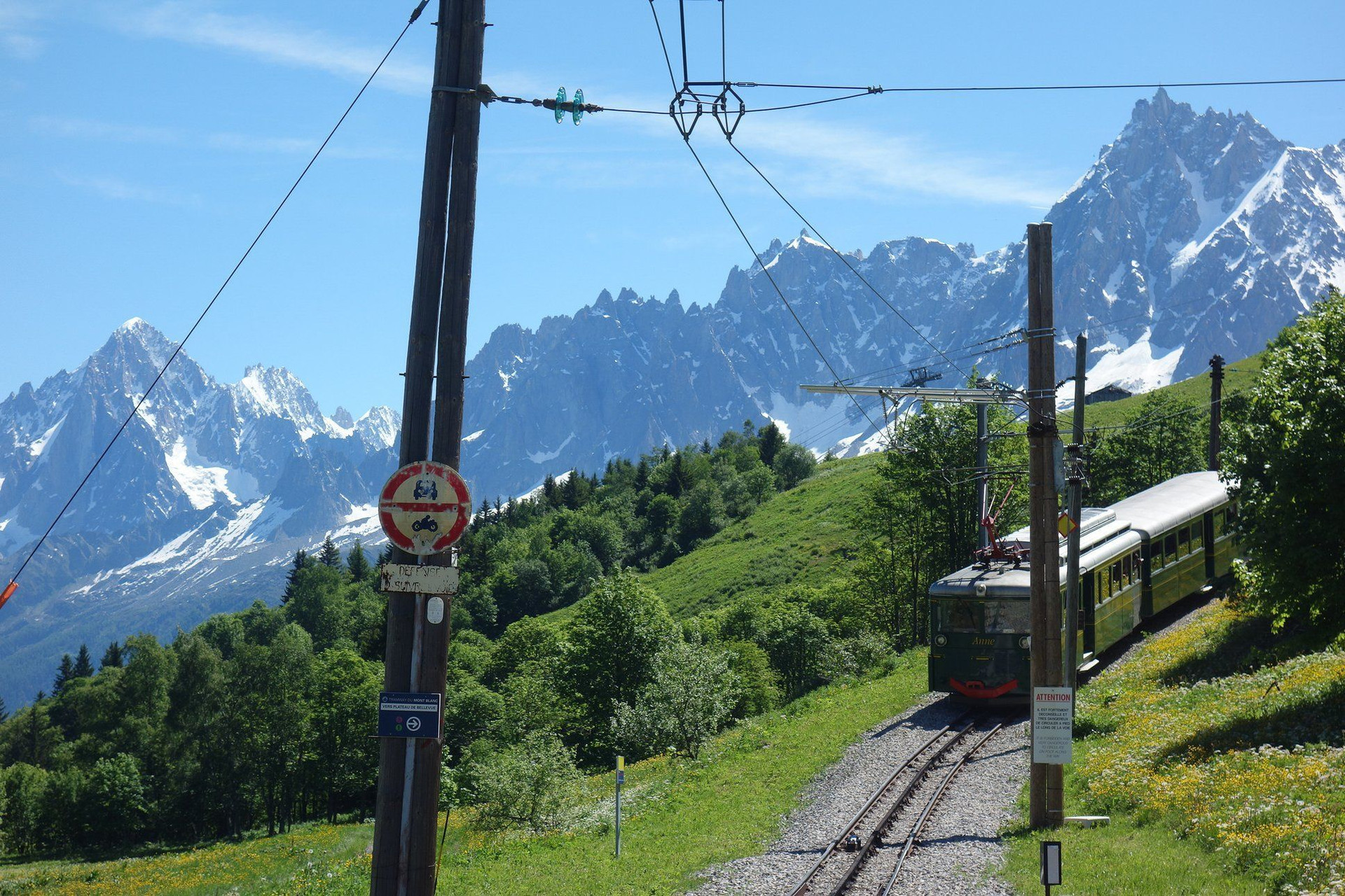 Treno di montagna sotto le Aiguilles di Chamonix, Alpi, Francia