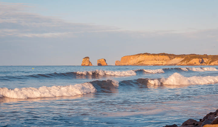 Rocce di Deux Jumeaux e onde al tramonto - Costa basca - Francia