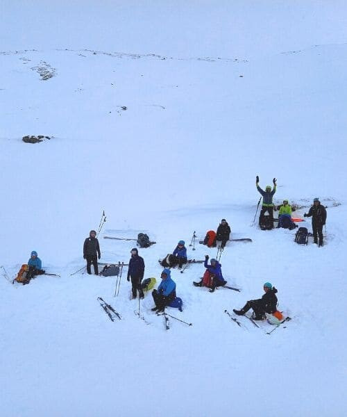 Pausa del gruppo di sci di fondo escursionistico - Norvegia