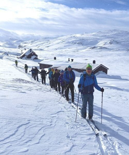 Sciatori di fondo escursionistico vicino ai rifugi - Norvegia