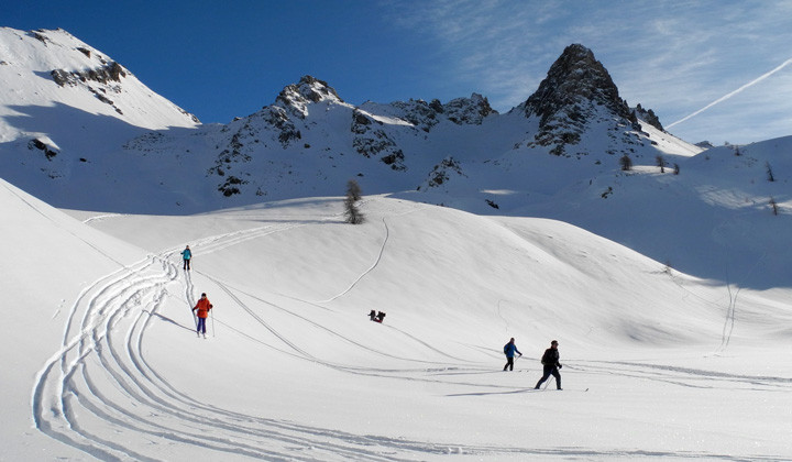 Sci alpinismo nordico sotto cime rocciose - Alta Ubaye - Francia