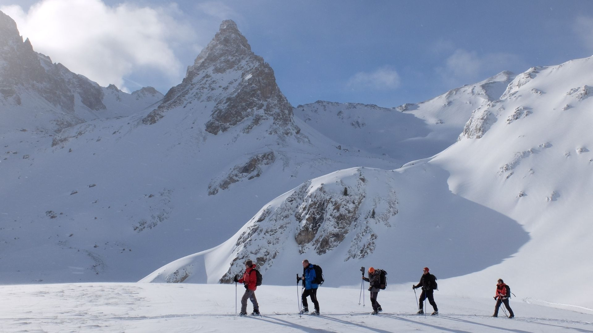 Sciatori di fondo escursionistico in montagna innevata - Alpi - Francia
