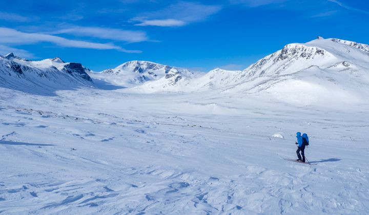 Sci alpinismo nordico in una valle glaciale - Jotunheimen - Norvegia