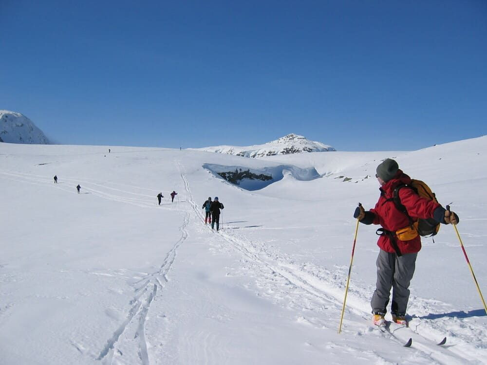 Sciatore nordico nella valle di Mjølkedalen - Norvegia