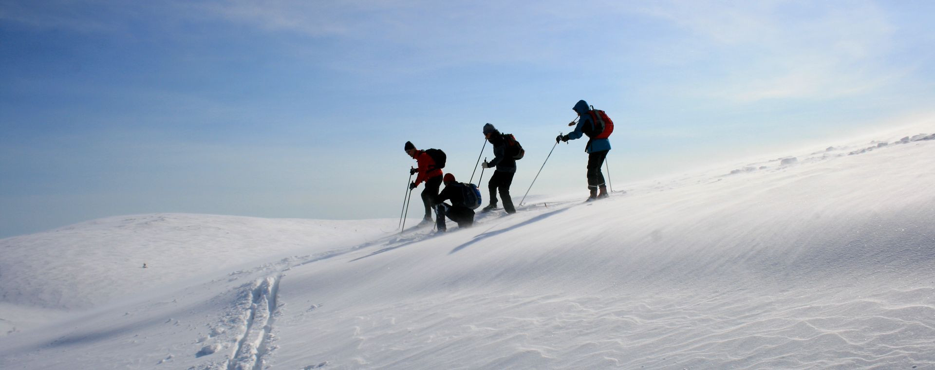 Sciatori nordici su una cresta innevata e battuta dal vento - Fjell - Lapponia finlandese