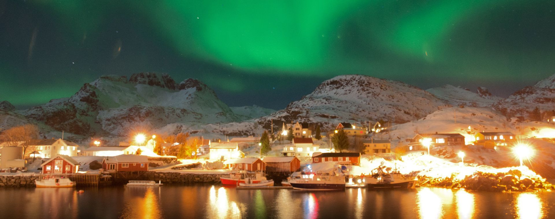 Aurora boreale sopra un porto - Isole Lofoten - Norvegia
