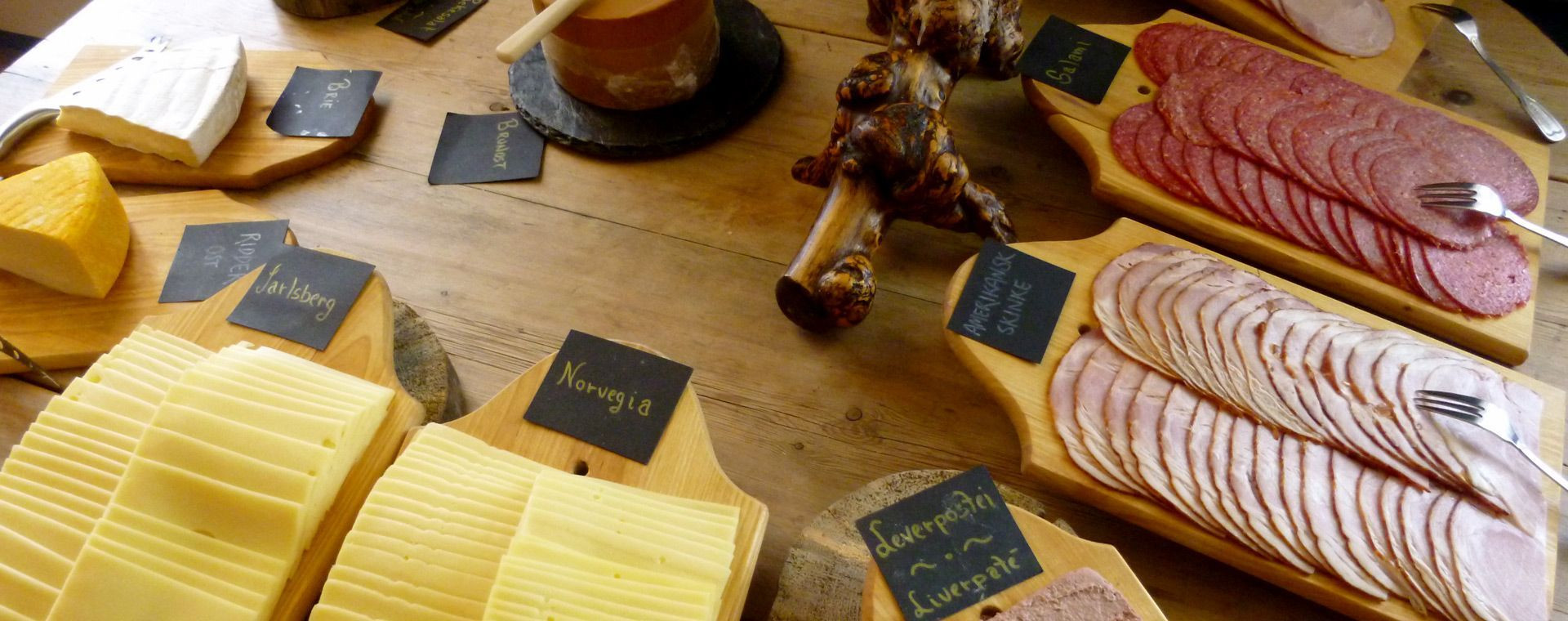 Buffet di formaggi e salumi norvegesi - Jotunheimen - Norvegia