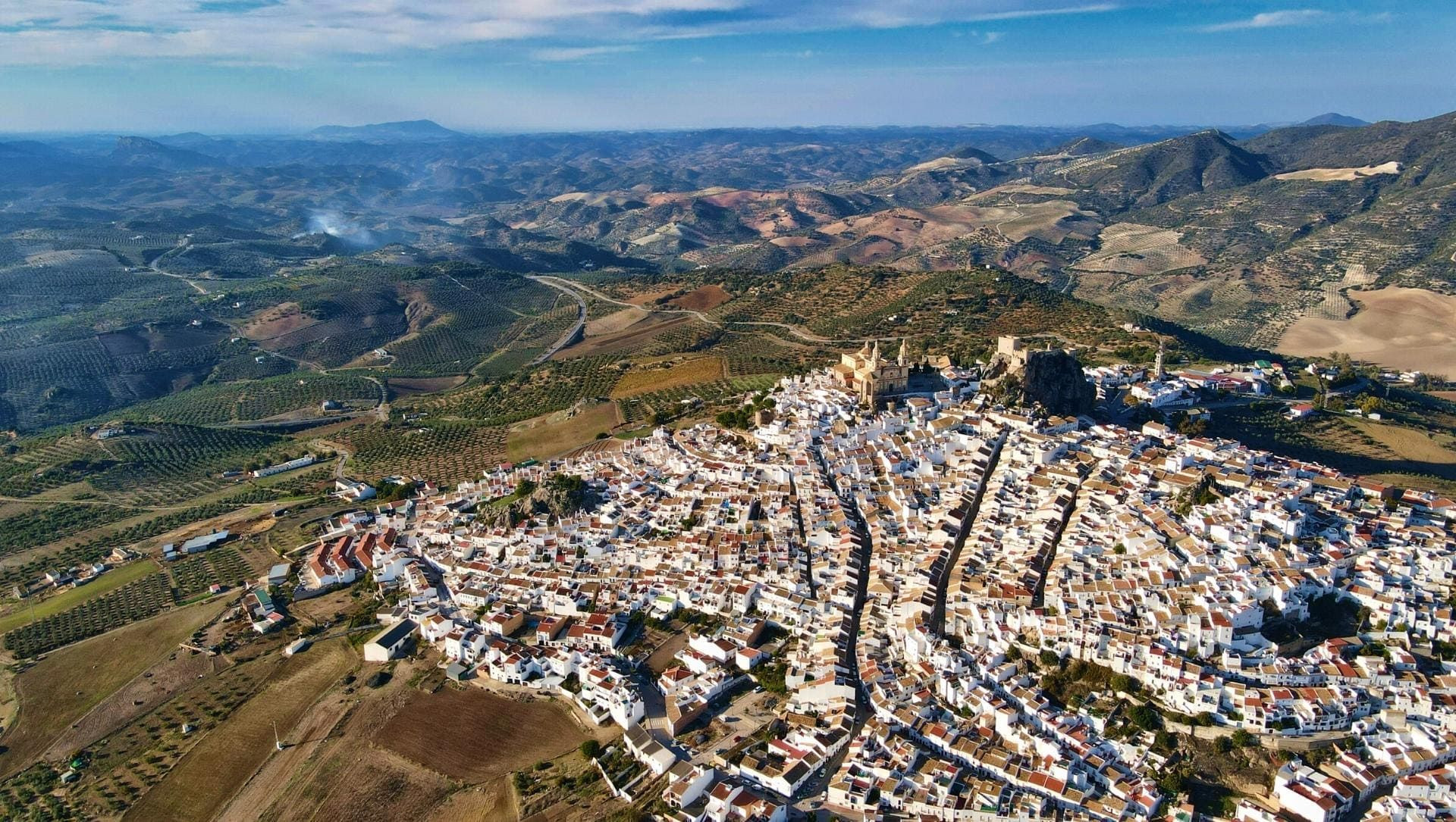 © David Praire Vista aerea del villaggio bianco di Olvera - Andalusia - Spagna