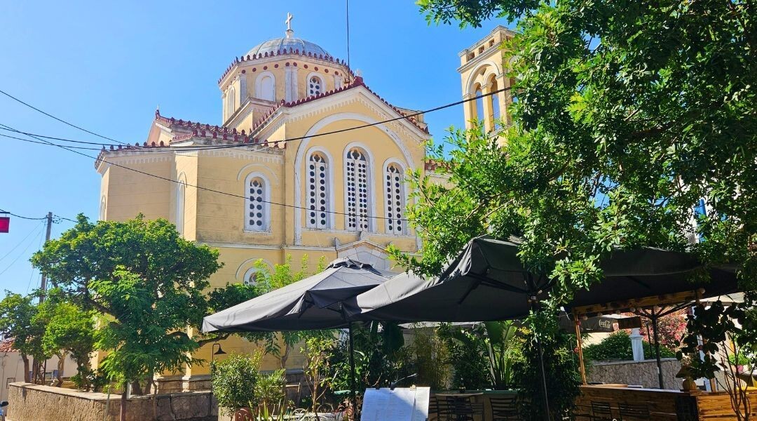 Chiesa ortodossa e terrazza di una taverna - Citera - Grecia