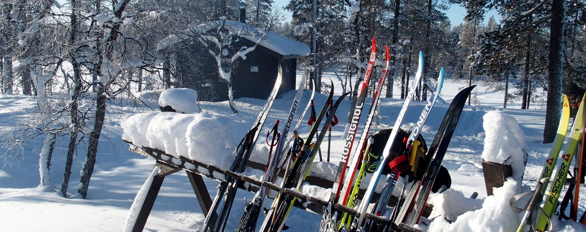Paia di sci da fondo davanti a uno chalet innevato - Saariselkä - Lapponia - Finlandia