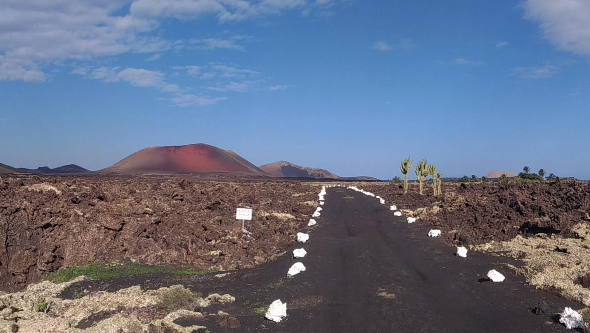 © Jean-Claude Praire Vulcano e campo di lava - Lanzarote - Isole Canarie