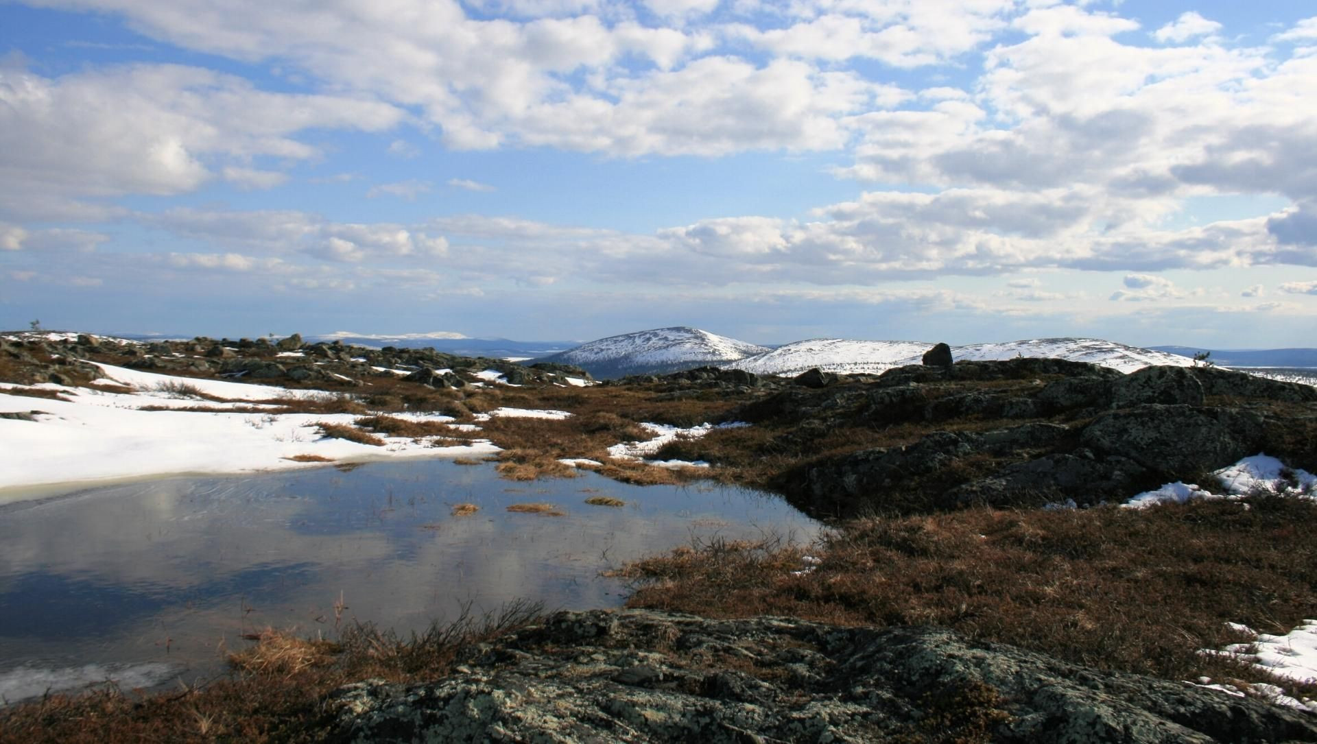 Tundra innevata e lago di fusione - Lapponia - Finlandia