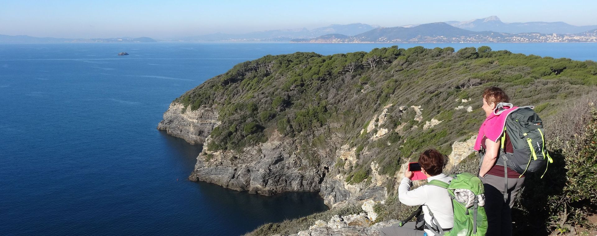 Escursionisti sul sentiero costiero della penisola di Giens - Var - Francia