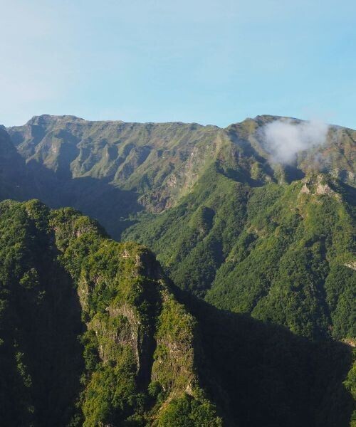 Panorama sulle montagne verdeggianti da Balcões - Madeira - Portogallo