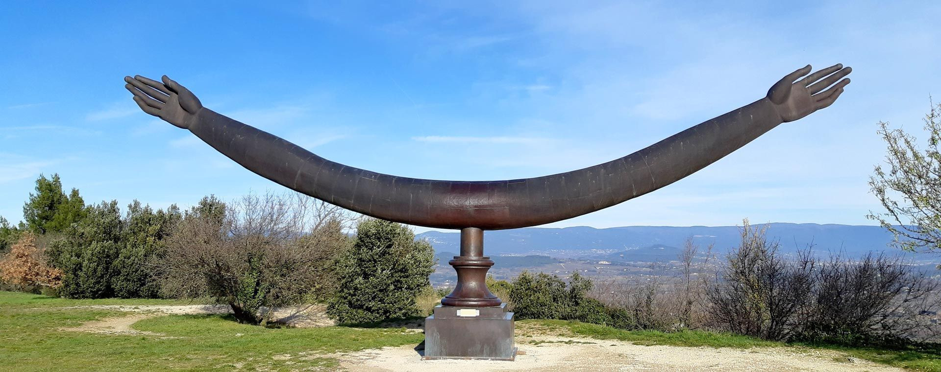 Scultura del Grande Albero dalle braccia protese - Luberon - Provenza - Francia