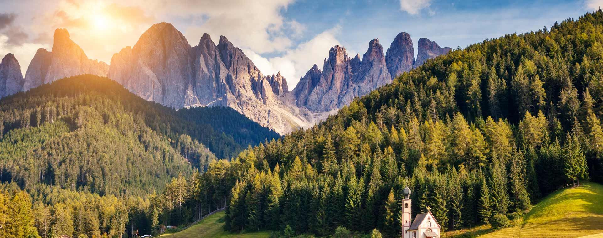 Église de Santa Maddalena et pics du Puez-Odle - Val di Funes, Dolomites - Italie