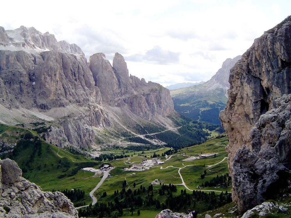 Il Passo Gardena e le pareti del gruppo del Sella, Dolomiti