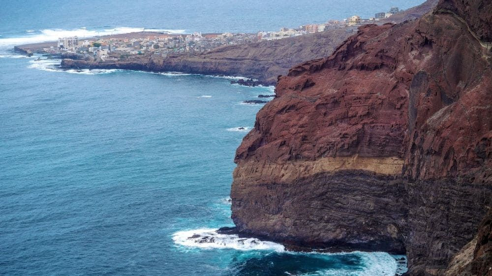 © Alison Assali Falaises côtières et village en bord d'océan - Santo Antão - Cap-Vert