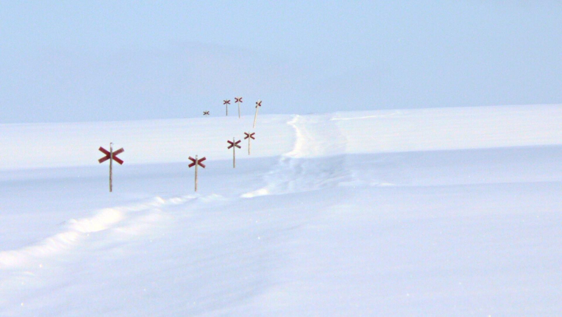 Segnavia a croce rossa per orientarsi nel deserto polare - Svezia