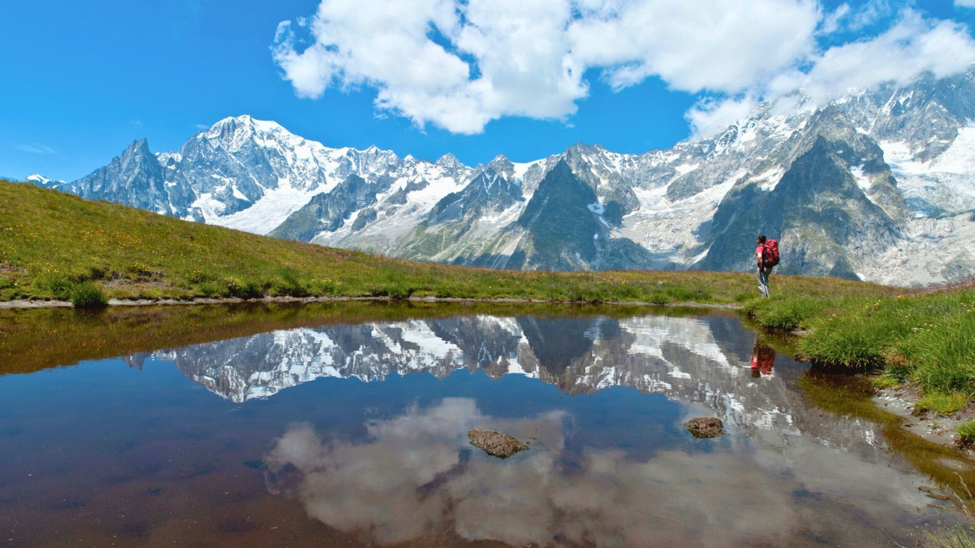 Lac sur le mont de la Saxe face au massif du Mont-Blanc - Val d'Aoste - Italie