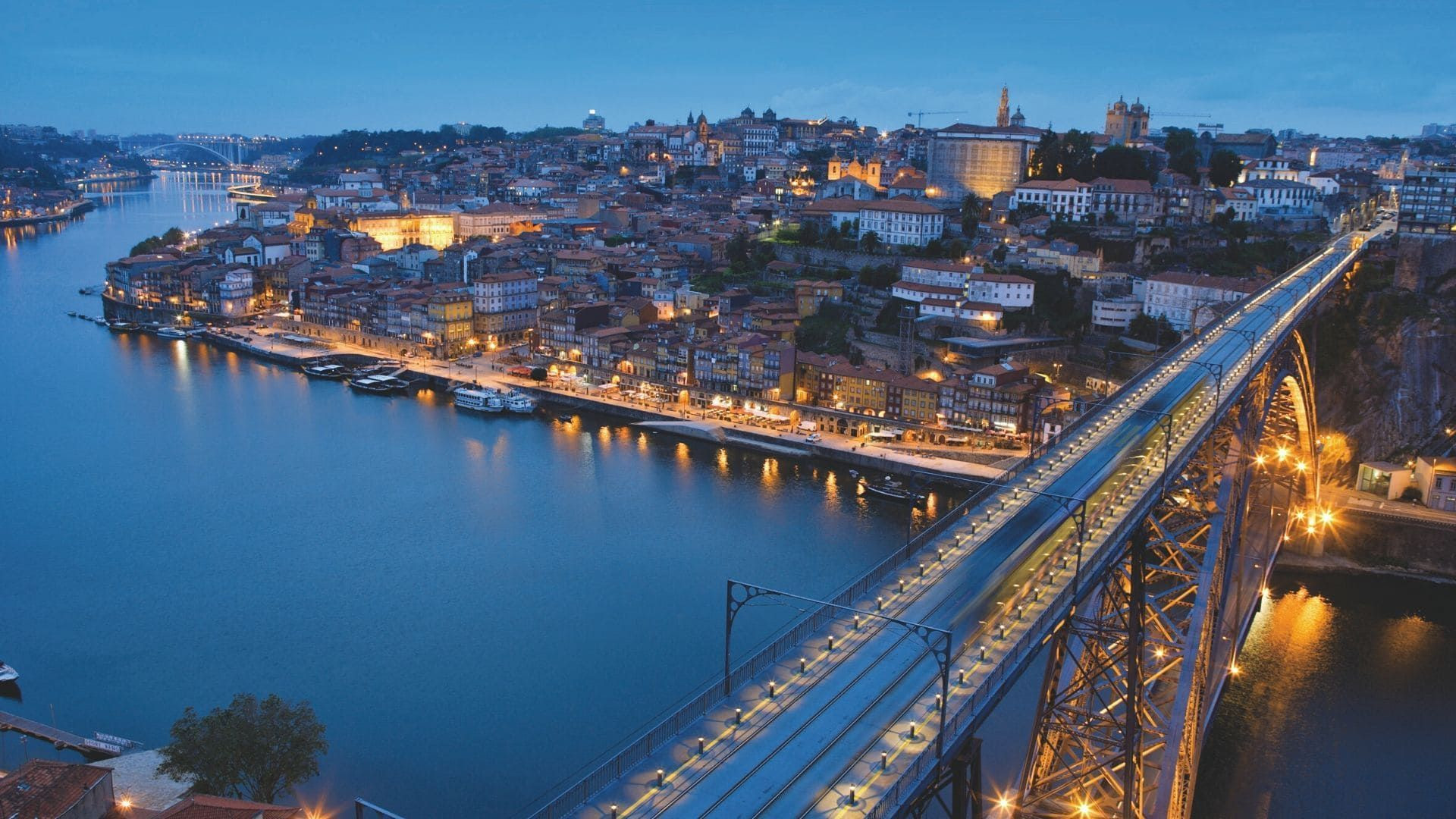 Ponte Dom Luís e centro storico al crepuscolo - Porto - Portogallo