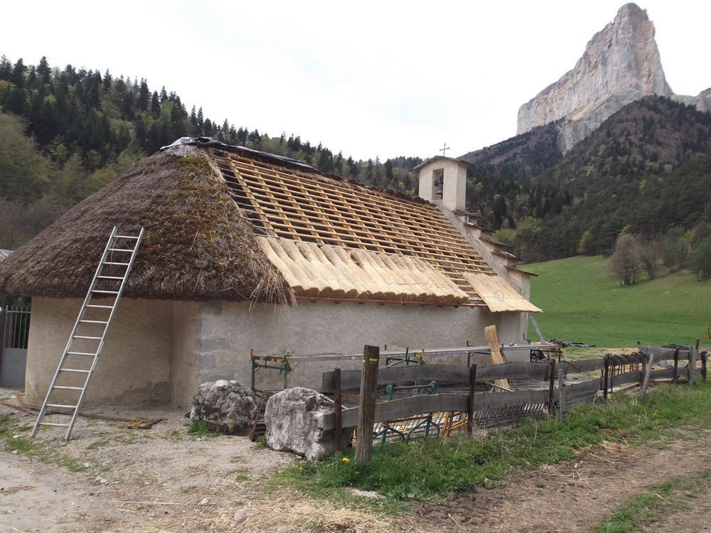 Posa dei primi covoni di paglia sulla cappella - Trézanne - Francia