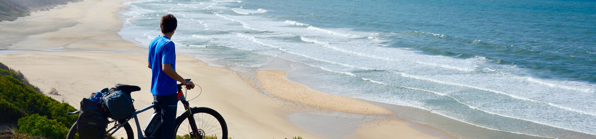 Ciclista di fronte alla spiaggia di Paredes da Vitória - Estremadura - Portogallo