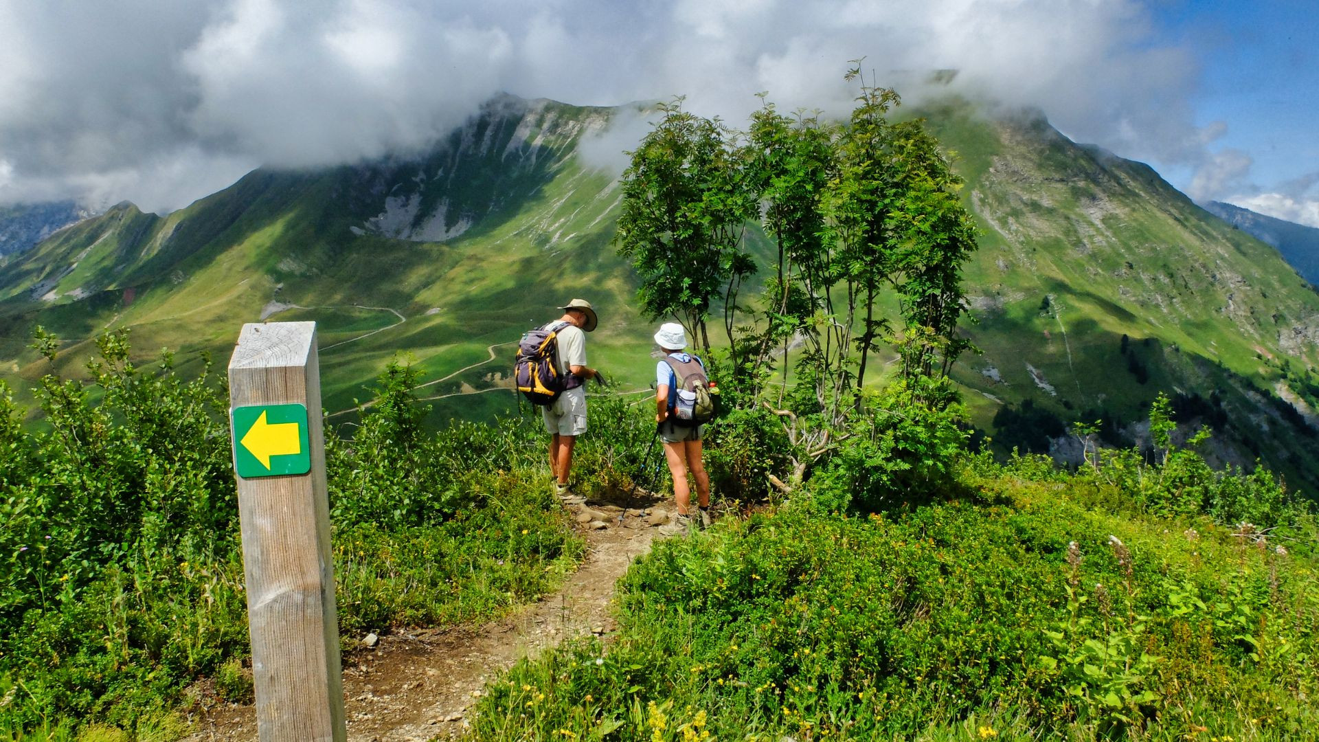 Escursionisti nel massiccio degli Aravis, Alta Savoia, Francia