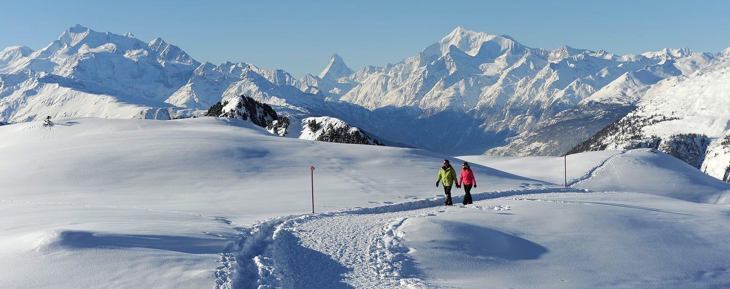Escursionisti con le ciaspole davanti alle Alpi - Aletsch - Svizzera