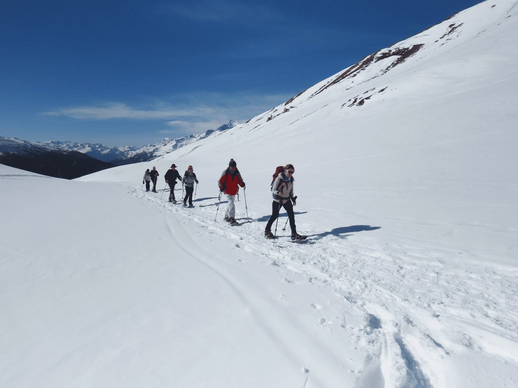 Gruppo con le ciaspole sul pendio innevato - Bessans - Alta Maurienne - Francia