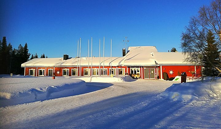 Hotel Seita rosso innevato sotto il cielo blu - Lapponia finlandese