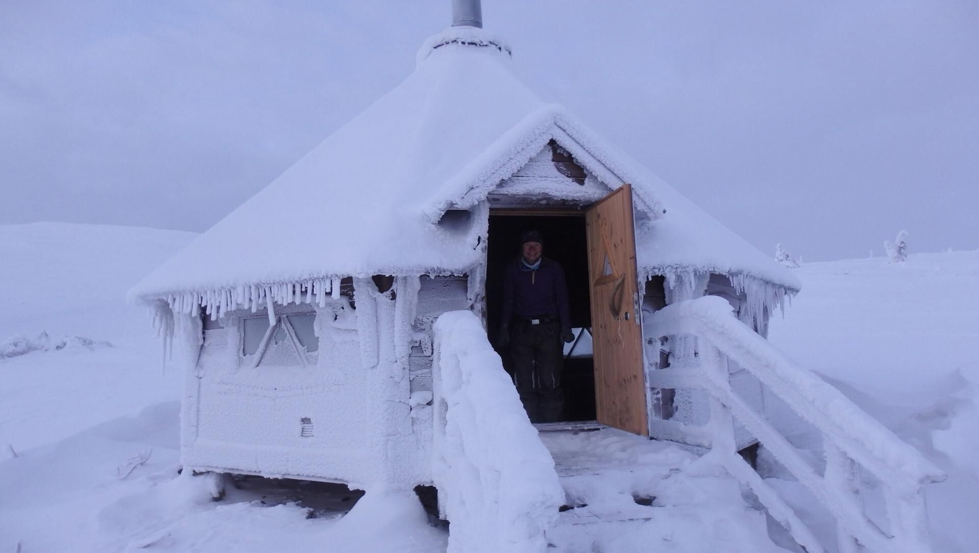 Rifugio coperto di brina e stalattiti di ghiaccio - Lapponia - Finlandia