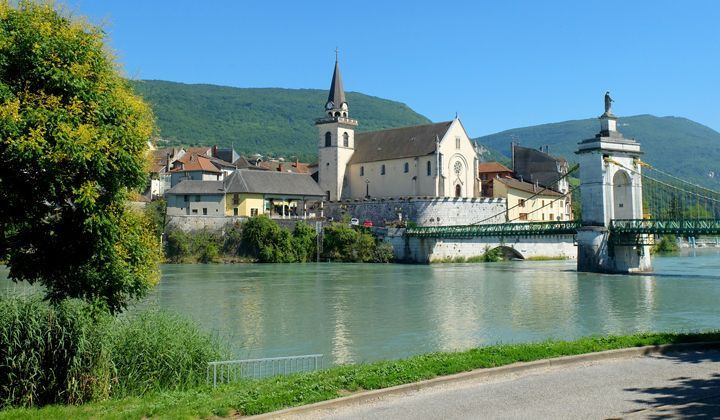 Chiesa e ponte sospeso di Seyssel sul Rodano - Francia