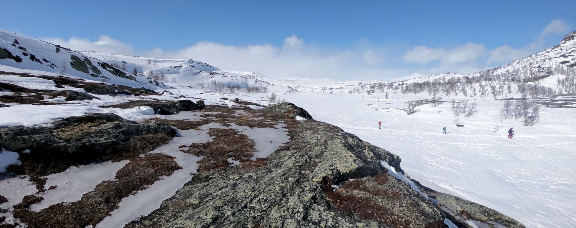 Affioramento roccioso e sciatori in lontananza - Jotunheimen - Norvegia