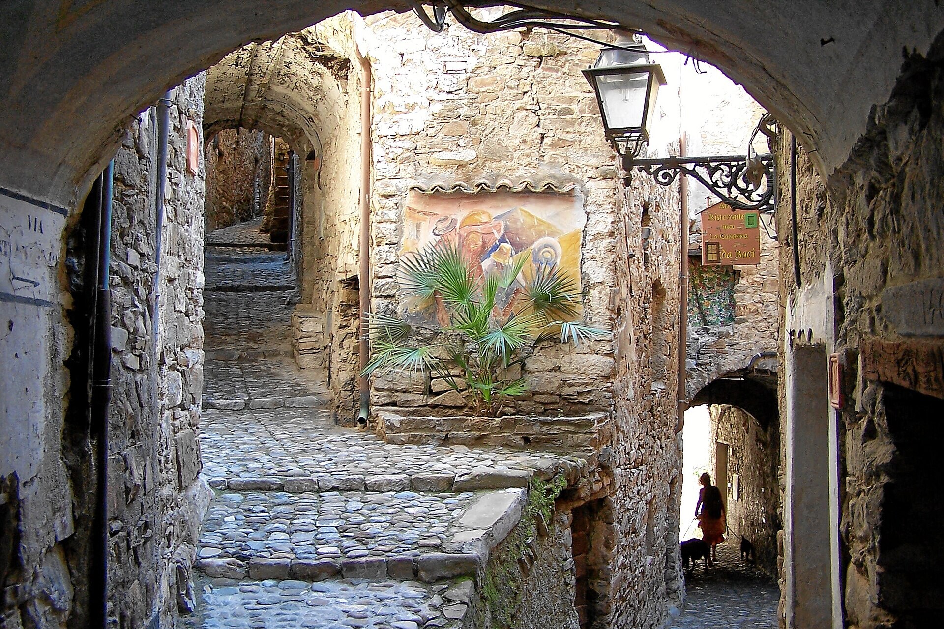 © Berthold Werner Vicolo coperto e dipinto murale - Apricale - Liguria Italia