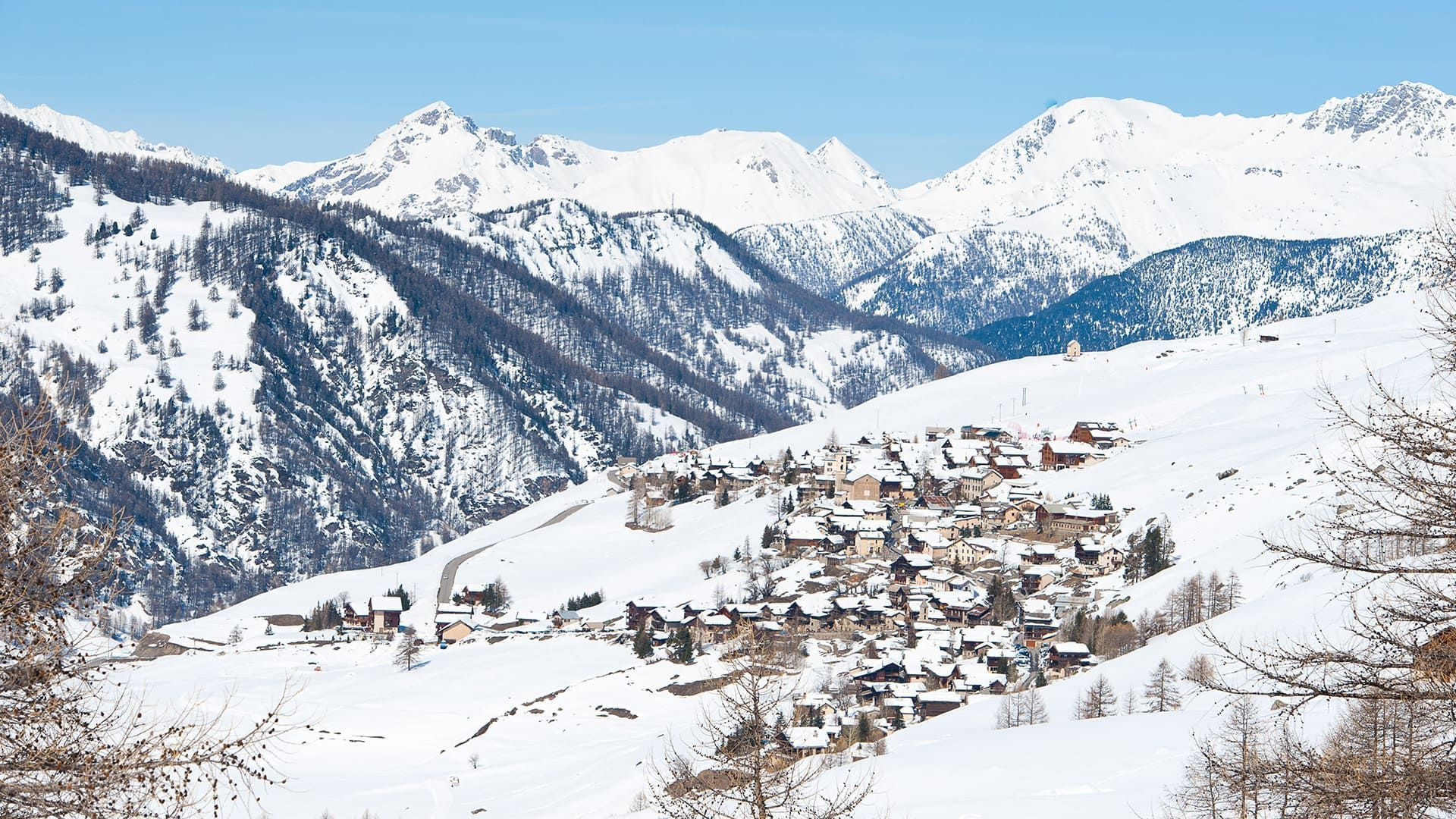 © Jean-Claude Praire Villaggio di montagna sotto la neve - Queyras - Alpi - Francia