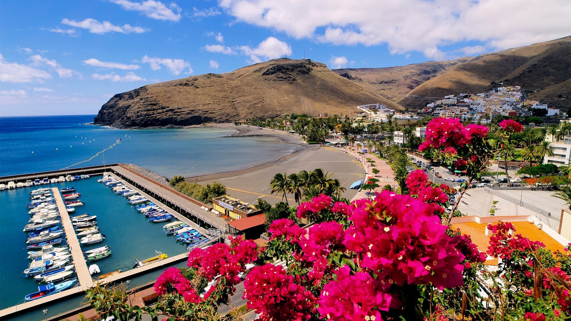 Porto di San Sebastián de La Gomera e bouganville - Isole Canarie - Spagna