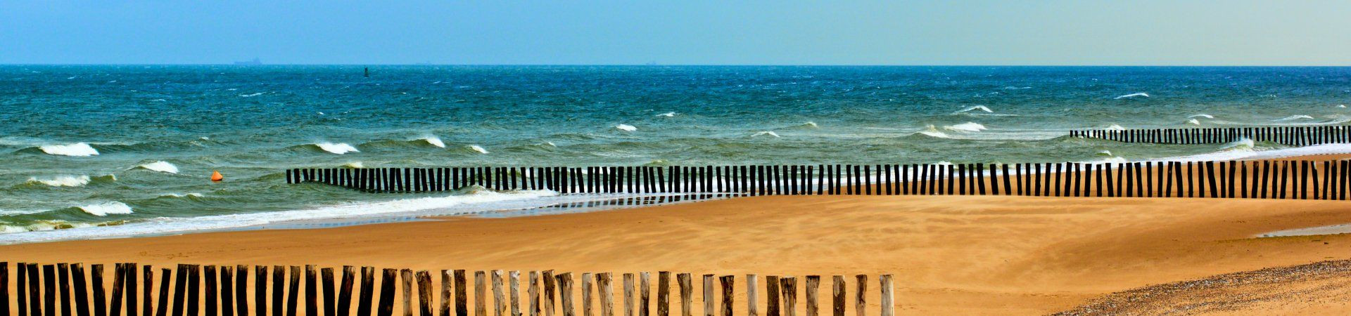 Spiaggia sabbiosa con frangiflutti in legno - costa atlantica - Francia