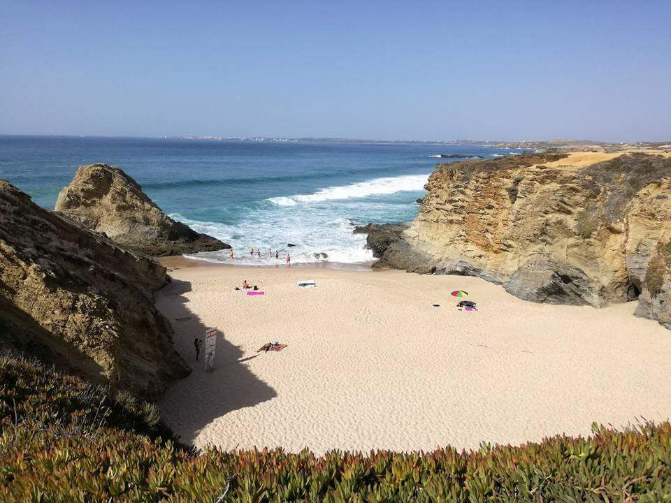 Cala sabbiosa tra scogliere ocra - Costa Vicentina - Portogallo