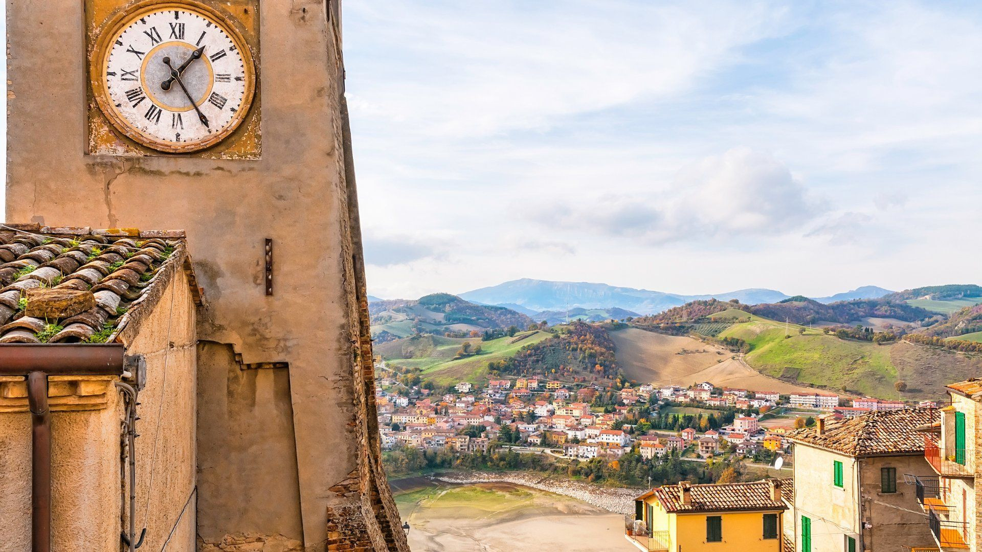 Tour de l'horloge de Sassocorvaro et village de Mercatale - Marches - Italie