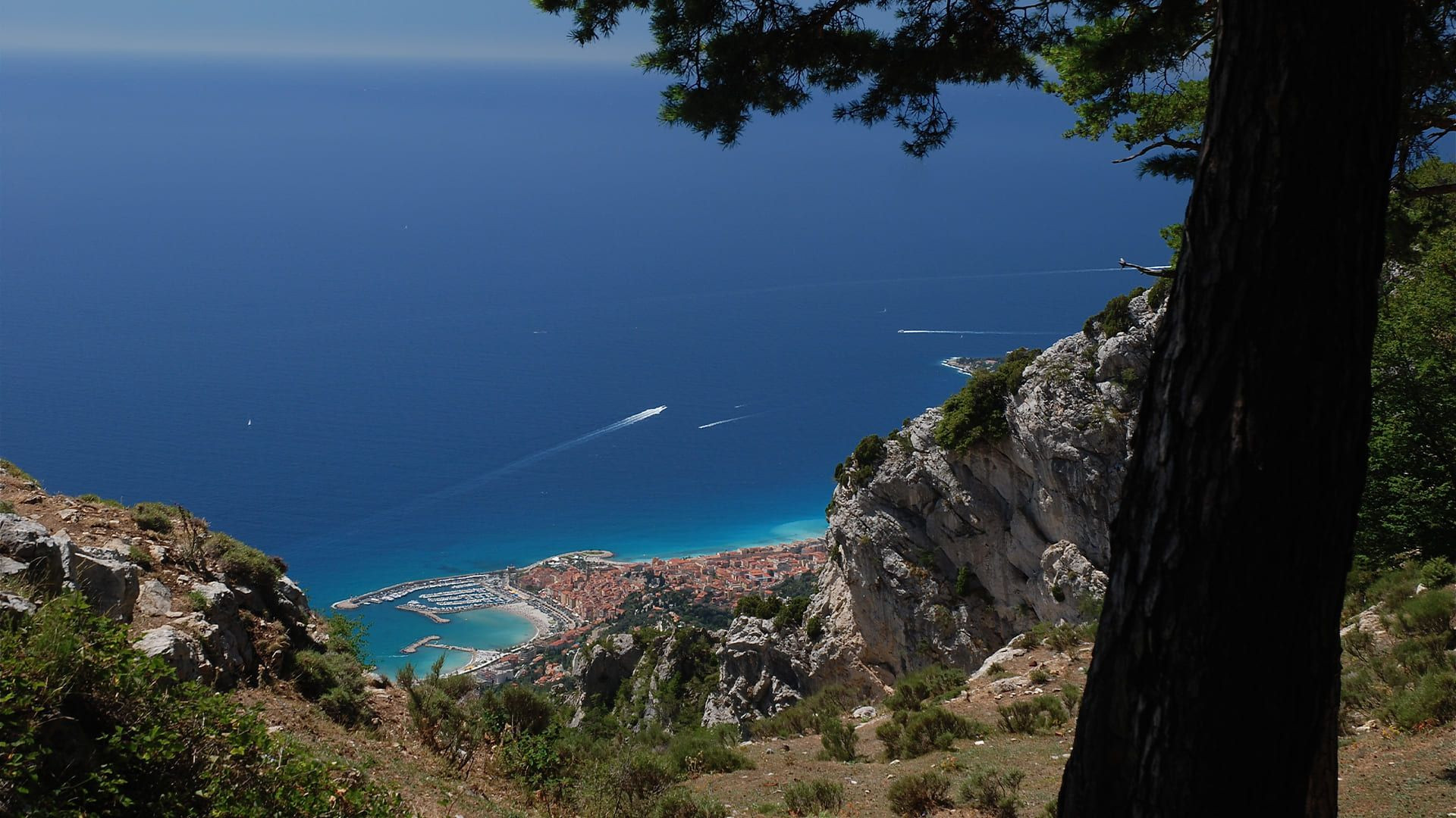 © Artambule Vue plongeante sur la mer et la côte - Riviera entre Menton et San Remo