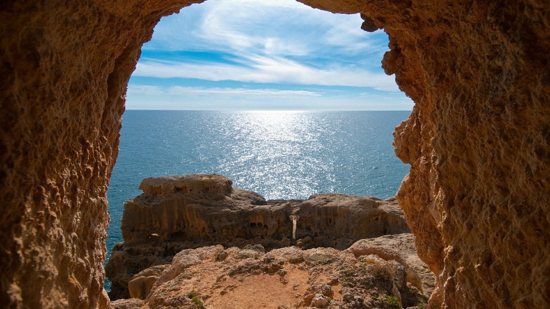 Vista sul mare attraverso un arco di calcare - Algarve - Portimão - Portogallo