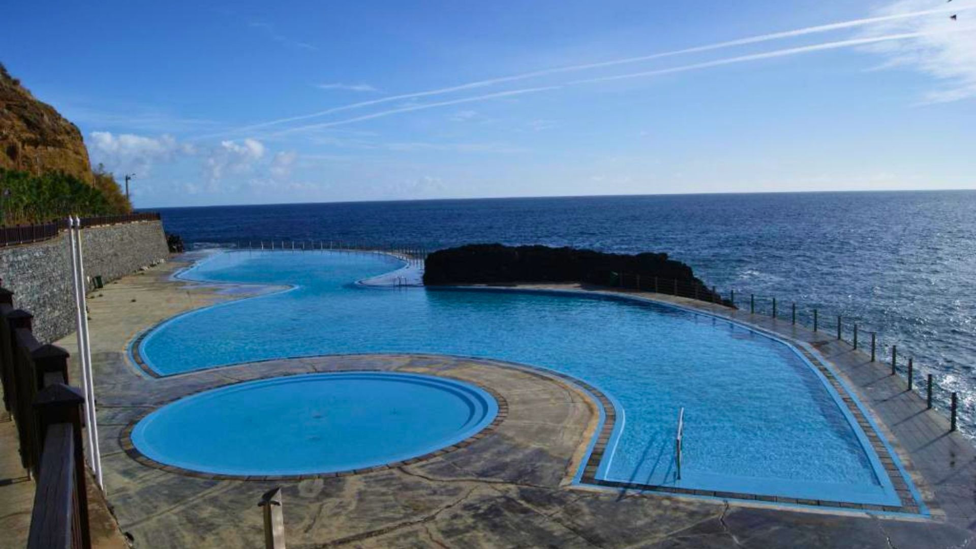 Piscine di acqua marina sulla costa oceanica - Madeira - Portogallo