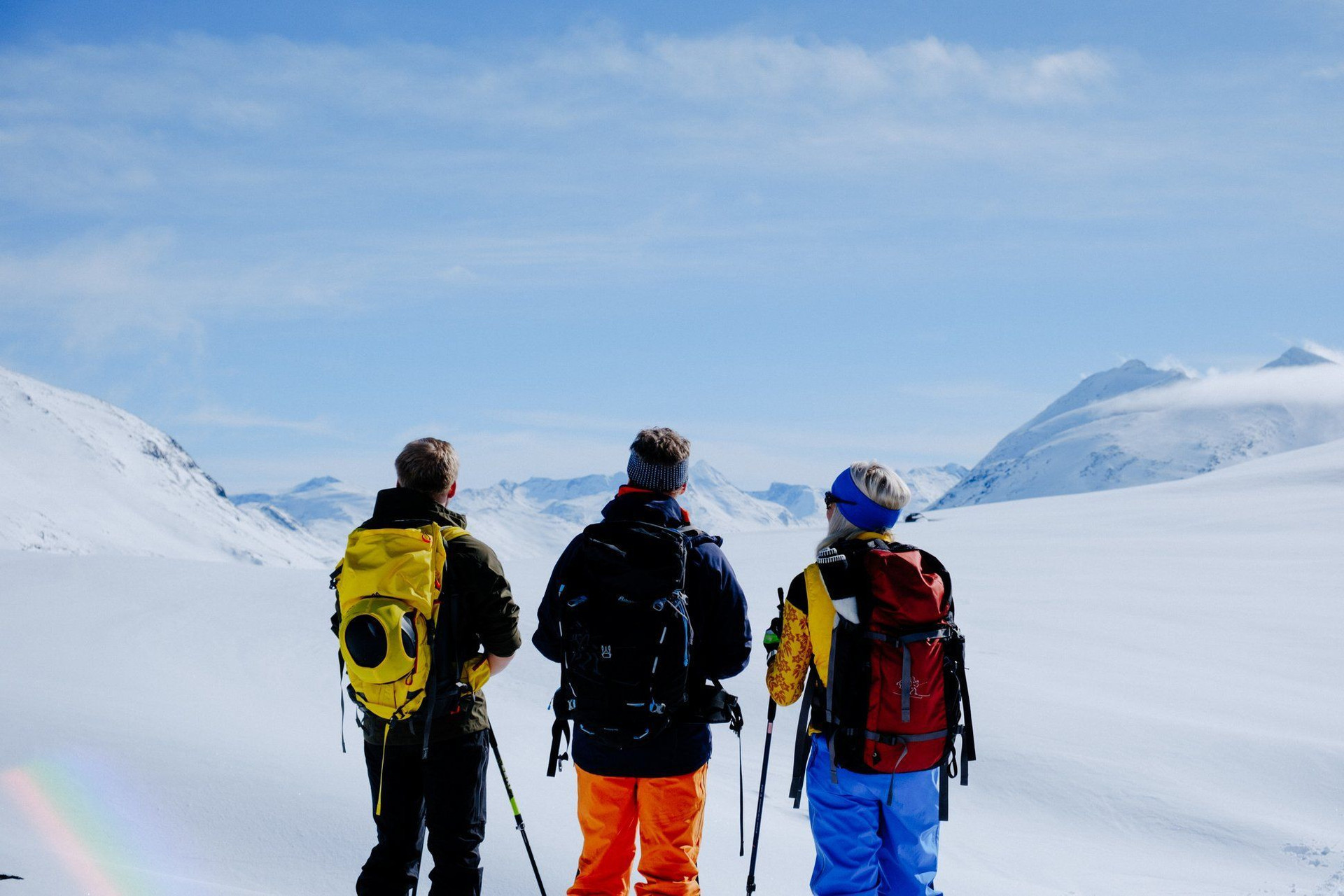 © Daniel Jacobsen Sci alpinisti su un altopiano innevato - Leirvassbu - Jotunheimen